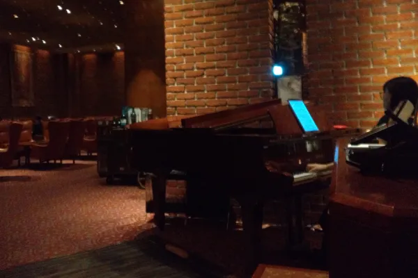 ホテルの定期生演奏演出